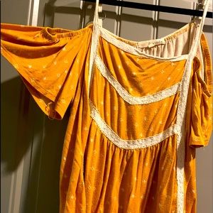 Size Large, of the shoulder sleeve top. Cute for summer!